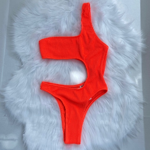 New GUESS Cutout One-Piece Swimsuit XS/S - Picture 1 of 8